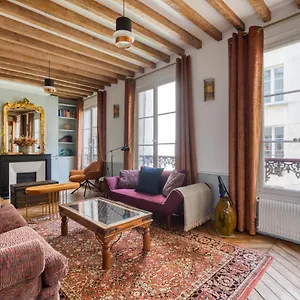 https://outstanding-charming-flat-heart-of-saint-honore.fr-paris.fr